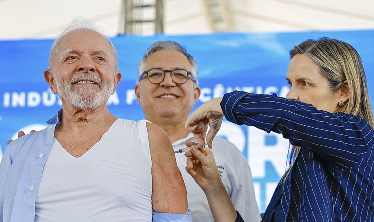 Dando inicio a campanha nacional de Vacinação contra influenza o Ministro de Estado e da Saúde, Alexandre Padilha, e a médica do Presidente Dra. Ana Helena Germoglio realizam a vacina no Presidente da República, Luiz Inácio Lula da Silva e no Vice-Presidente da República, Geraldo Alckmim, durante a visita e cerimônia de inauguração da Fábrica da Novo Nordisk.
Fábrica da Novo Nordisk, Montes Claros - MG.

Foto: Ricardo Stuckert / PR