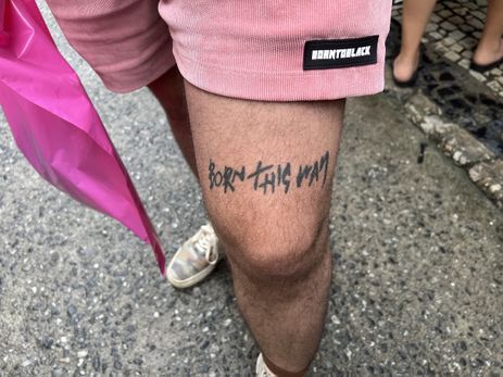 Rio de Janeiro (RJ) 29/04/2025 - Lucas Braga mostra tatuagem em homenagem à cantora Lady Gaga e ao álbum Born This Way. Foto: Vinícius Lisboa/Agência Brasil