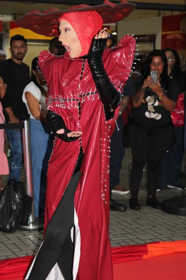 Rio de Janeiro (RJ) 29/04/2025 - Yasmin Gaga é cover da Lady Gaga há 10 anos e fã da cantora, após desfile na Central do Brasil em homenagem a Lady Gaga. Foto: Supervia/Divulgação
