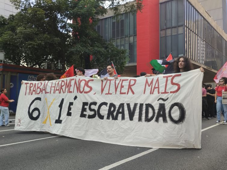 Rio de Janeiro (RJ), 01/05/2025 – Ato do Dia do Trabalhador pede o fim da escala 6x1 e melhores condições de trabalho e renda, na Cinelândia, no centro da capital fluminense. Foto: Letycia Bond/Agência Brasil