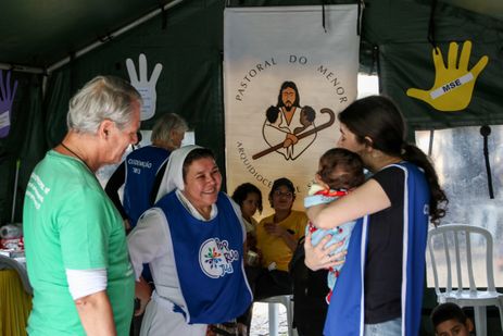 São Paulo (SP), 13/05/2025 - 3ª Semana Nacional de Registro Civil - Registre-se!, em São Paulo. A iniciativa, liderada pelo Conselho Nacional de Justiça, tem como objetivo facilitar o acesso à cidadania para pessoas em situação de vulnerabilidade. As ações acontecem na Praça da Sé. A organização fornece alimentação para o público no local e a expectativa é que sejam distribuídas mais de 2000 marmitas.
Foto: Cadu Pinotti/Agência Brasil