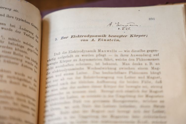 Rio de Janeiro (RJ), 30/04/2025 –  Exemplar da revista Annalen der Physik assinado por Albert Einstein que encontra-se sob a guarda da Biblioteca de Manguinhos, na Fiocruz, no Rio de Janeiro. Foto: Tomaz Silva/Agência Brasil