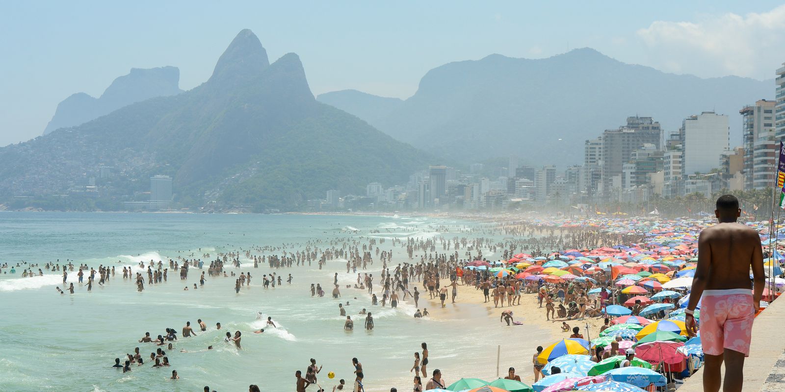 Praias são refúgio de cariocas e turistas contra calor intenso no Rio