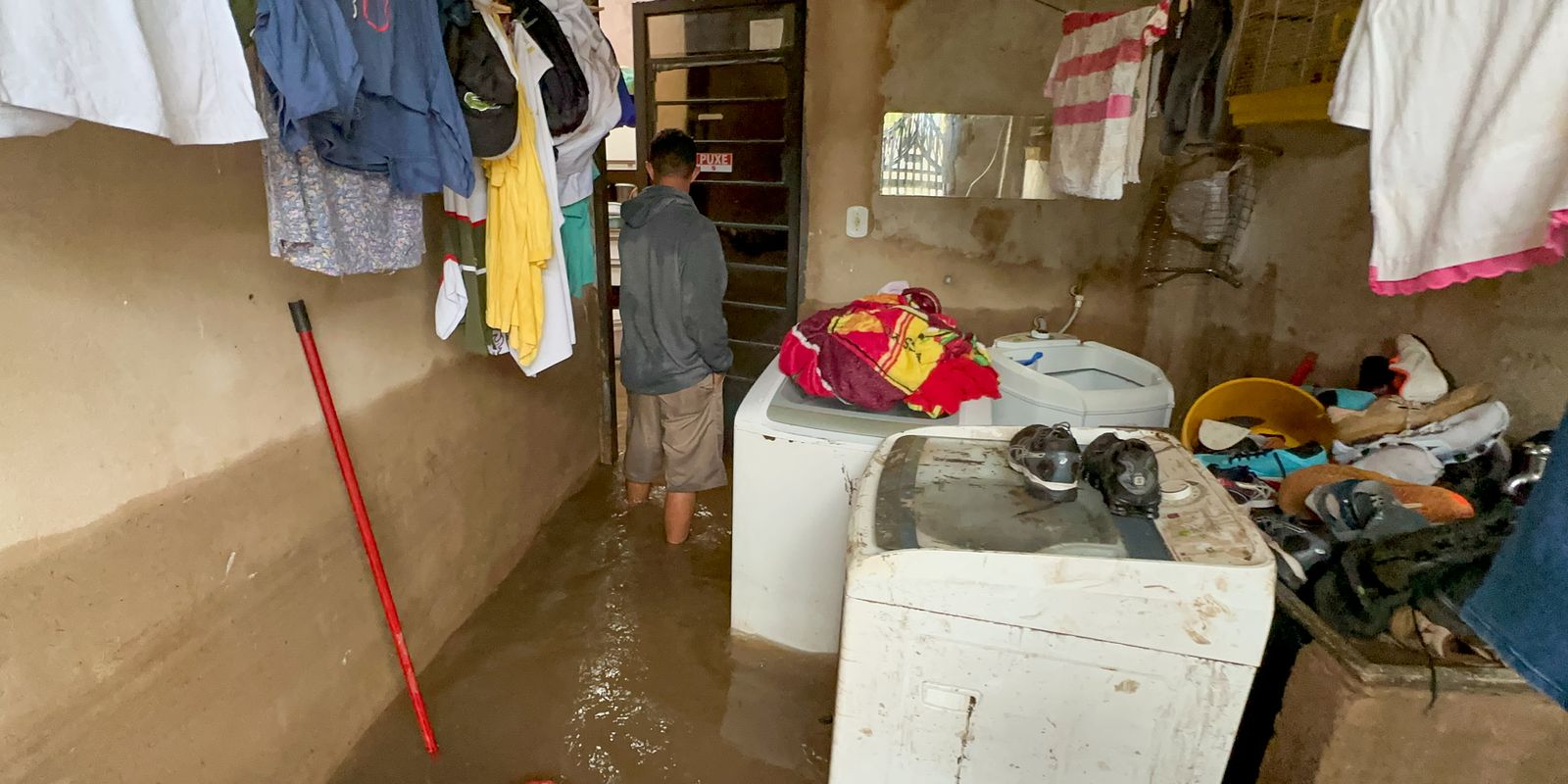 Córrego transborda e invade casas em vila a 15 km da Esplanada