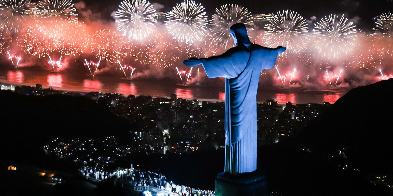 Festa de réveillon continua na Praia de Copacabana