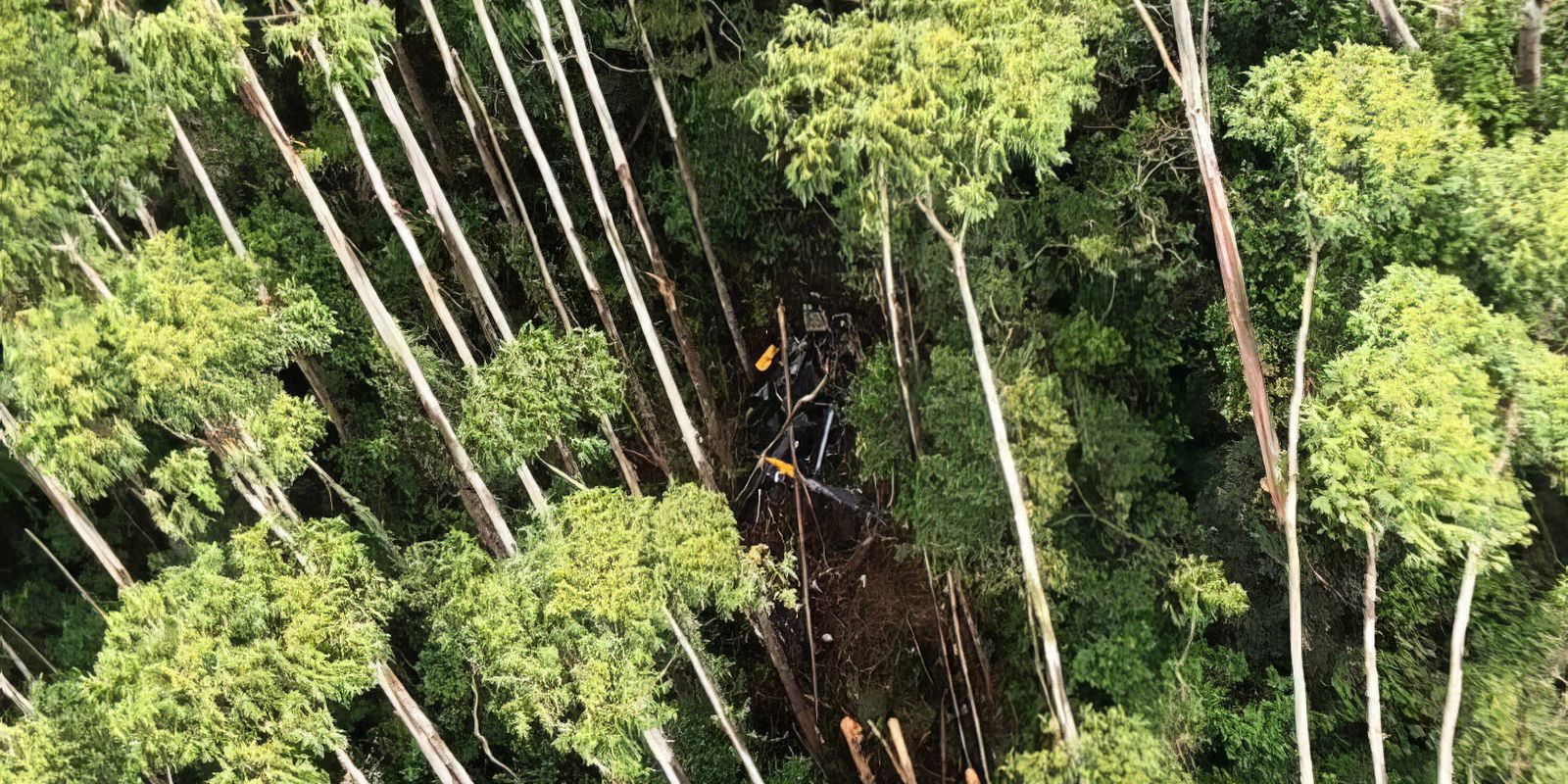 SP: polícias trabalham para abrir caminho até destroços de helicóptero