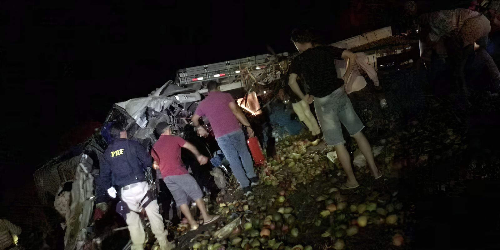 Acidente entre ônibus e caminhão deixa 25 mortos na Bahia