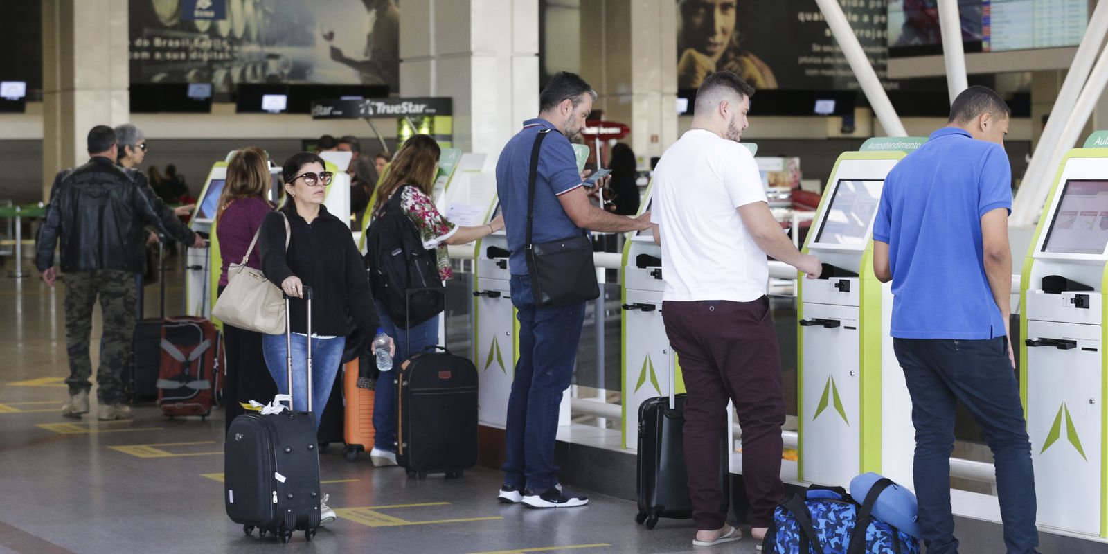 Com voos cancelados, aeroporto de Porto Alegre permanece fechado