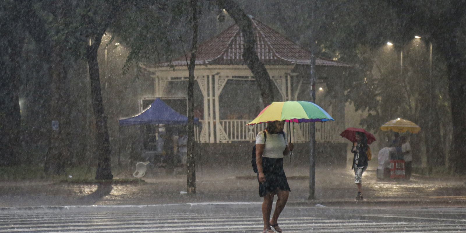 Milhares ficam sem energia após temporal em São Paulo