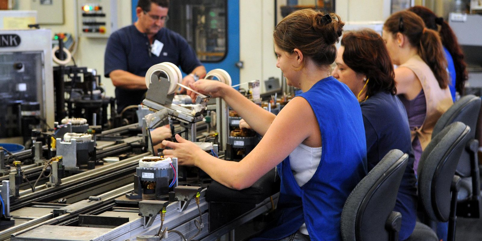 Produção industrial cresce 0,9% em março, diz IBGE