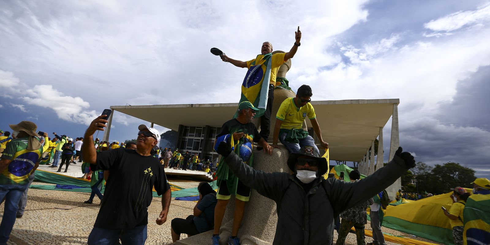 Um ano após tentativa de golpe, STF mantém 66 presos