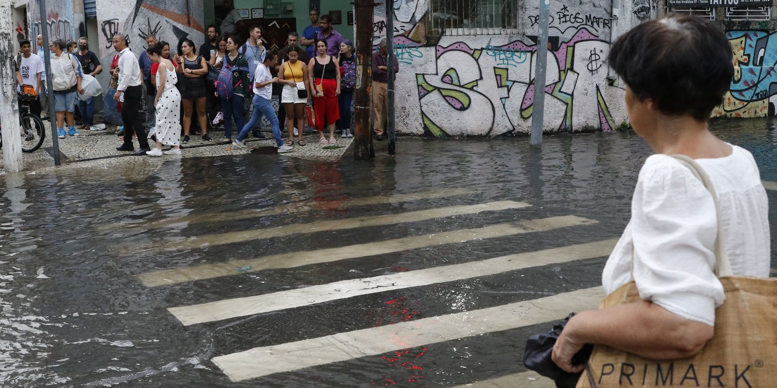 Chuva contínua causa transtornos na cidade do Rio