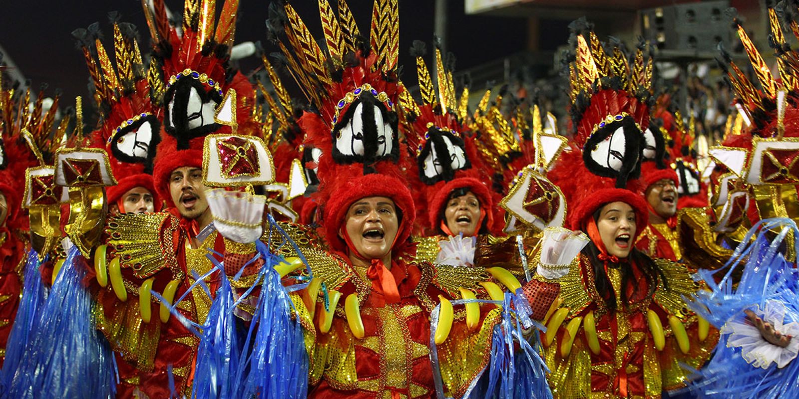 Vai-Vai abre segundo dia desfiles no sambódromo paulistano