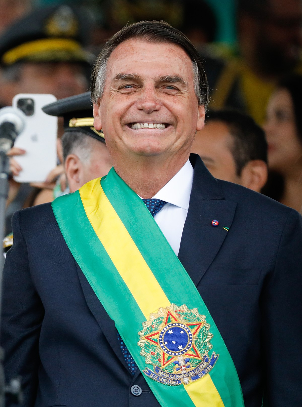 Bolsonaro é alvo da PF e entrega o passaporte