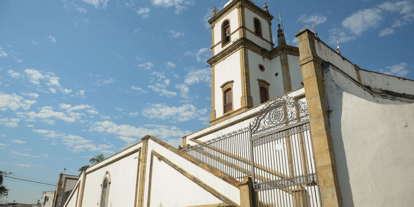 Brasil tem mais estabelecimentos religiosos que escolas e hospitais