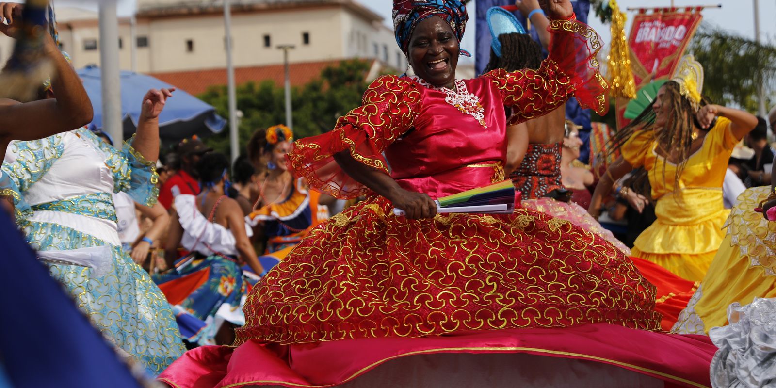 Bloco Rio Maracatu apresenta união de culturas pernambucana e carioca