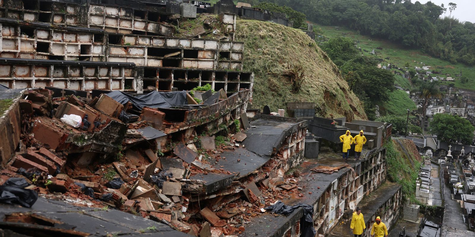 Famílias atingidas por temporal em Petrópolis terão aluguel social