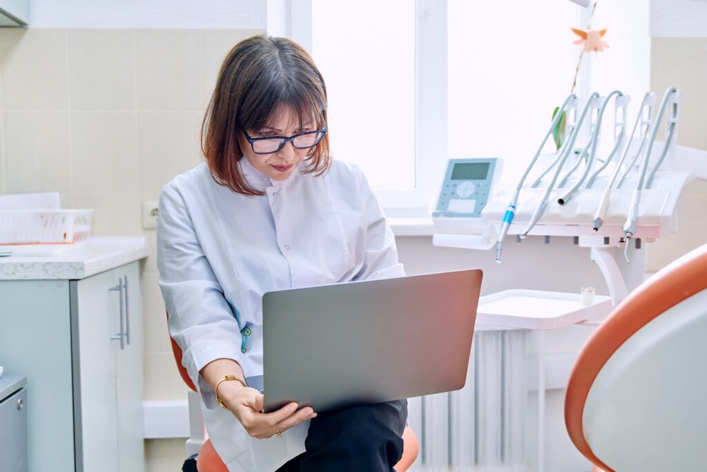 Consultórios odontológicos passam a adotar plataforma de prescrição digital