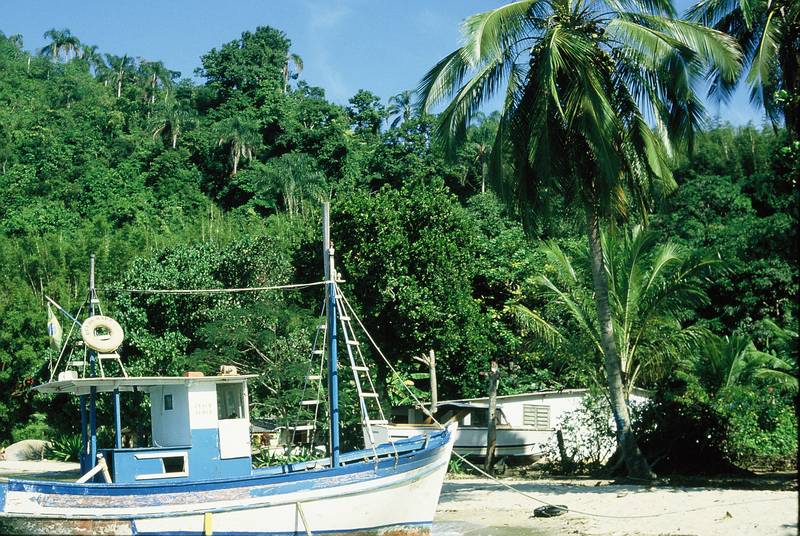 Barco de pesca naufraga e deixa um morto e nove desaparecidos em Moçambique