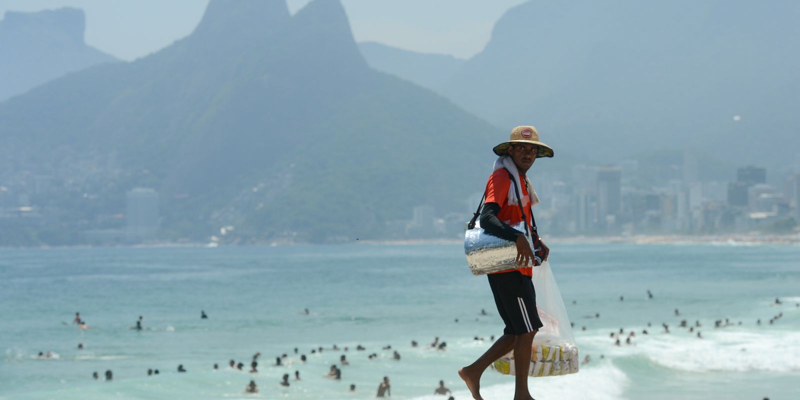 Rio proíbe venda de alimento e bebida em embalagem de vidro nas praias