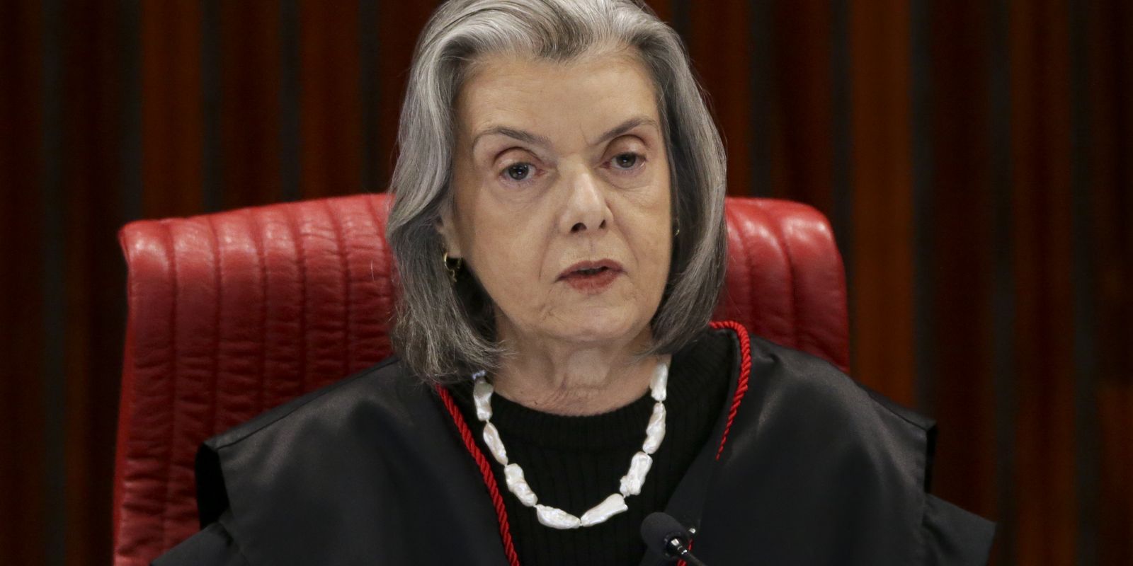 Cármen Lúcia é eleita presidente do TSE