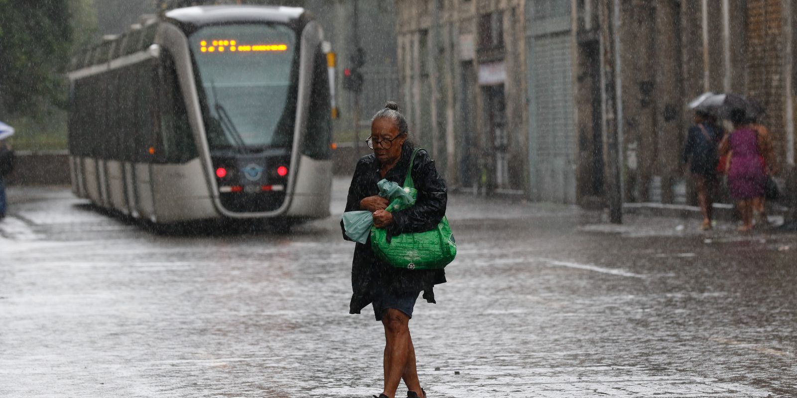 Em dia de chuva forte, capital fluminense tem ruas vazias