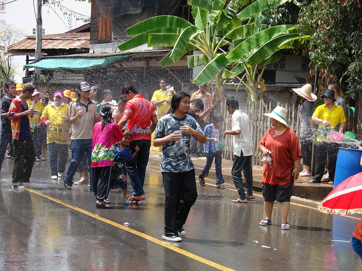 O prolongado festival Songkran da Tailândia vê milhões de pessoas comemorando