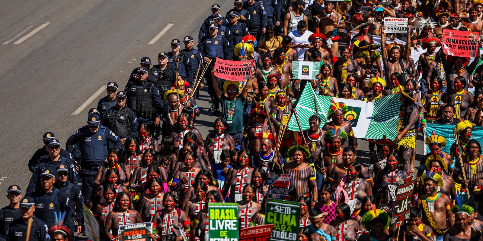 Indígenas em Brasília divulgam reivindicações aos Três Poderes