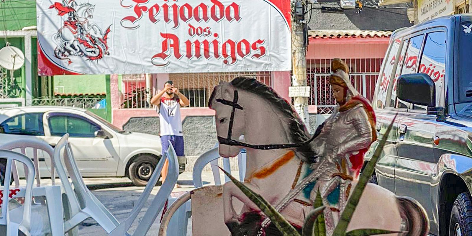 Devotos de São Jorge fazem feijoada no Rio para comemorar dia do santo