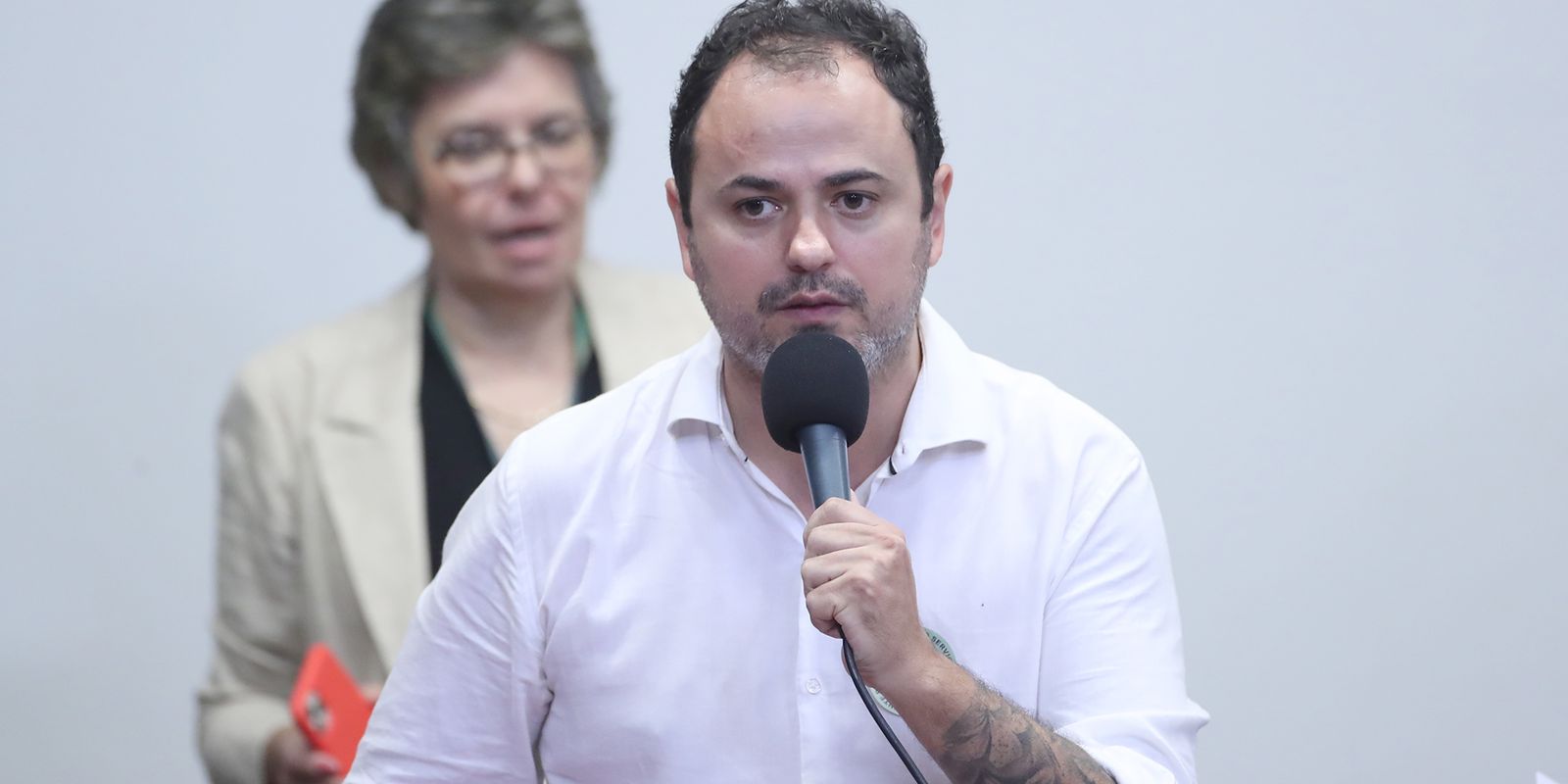 Deputado Glauber Braga expulsa militante do MBL da Câmara