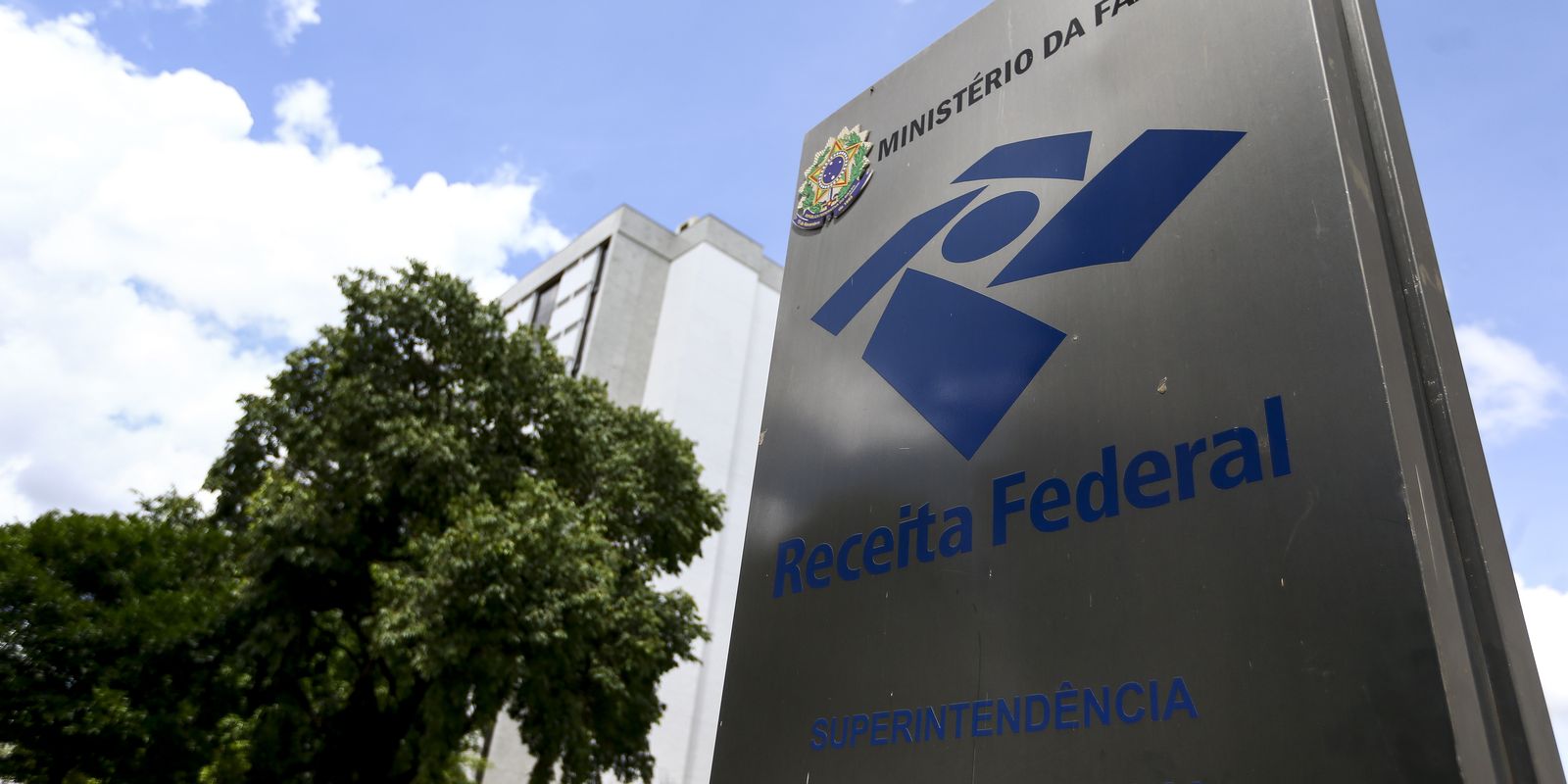 Receita Federal doará roupas apreendidas a vítimas de enchentes no RS