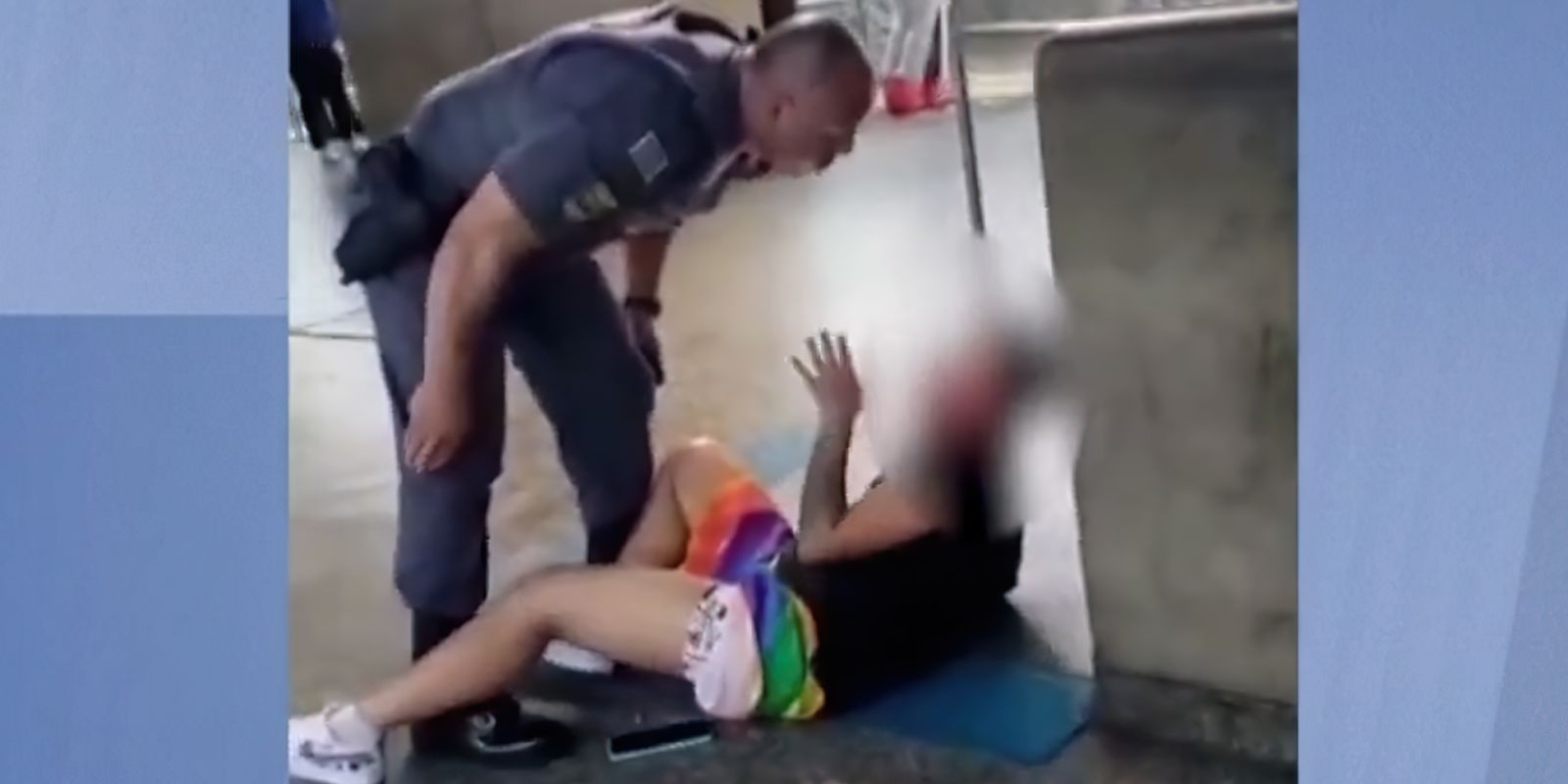 Policial agride mulher em estação de metrô em São Paulo