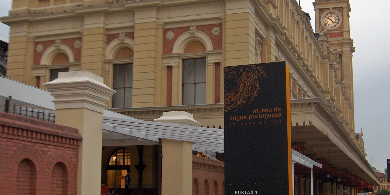 Museu da Língua Portuguesa estreia feira mensal de troca de livros