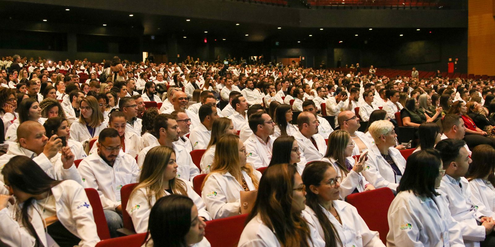 Brasil tem 575.930 médicos ativos: 2,81 por 100 mil habitantes