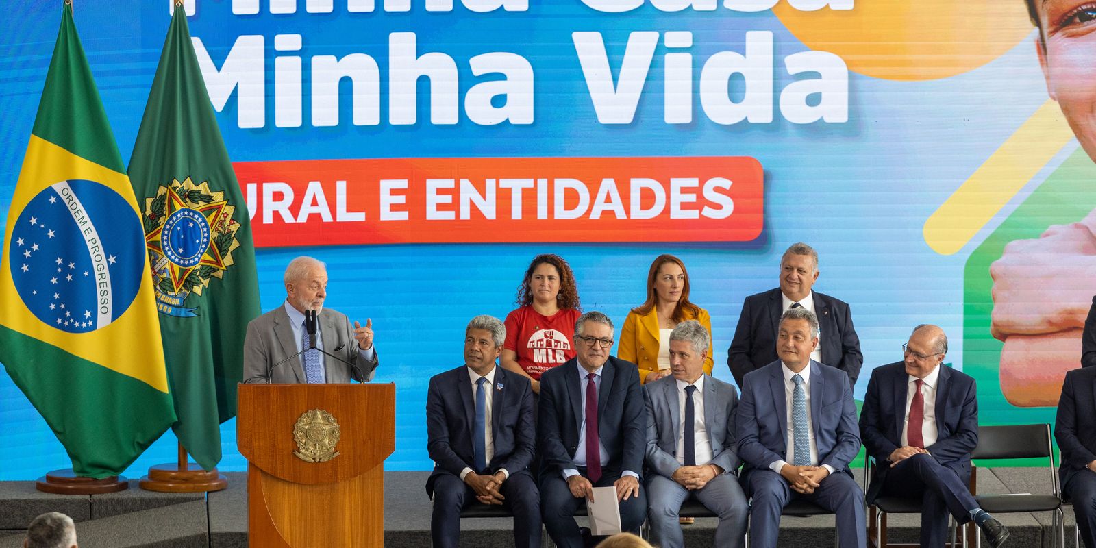 Governo anuncia 112 mil casas para área rural e movimentos por moradia