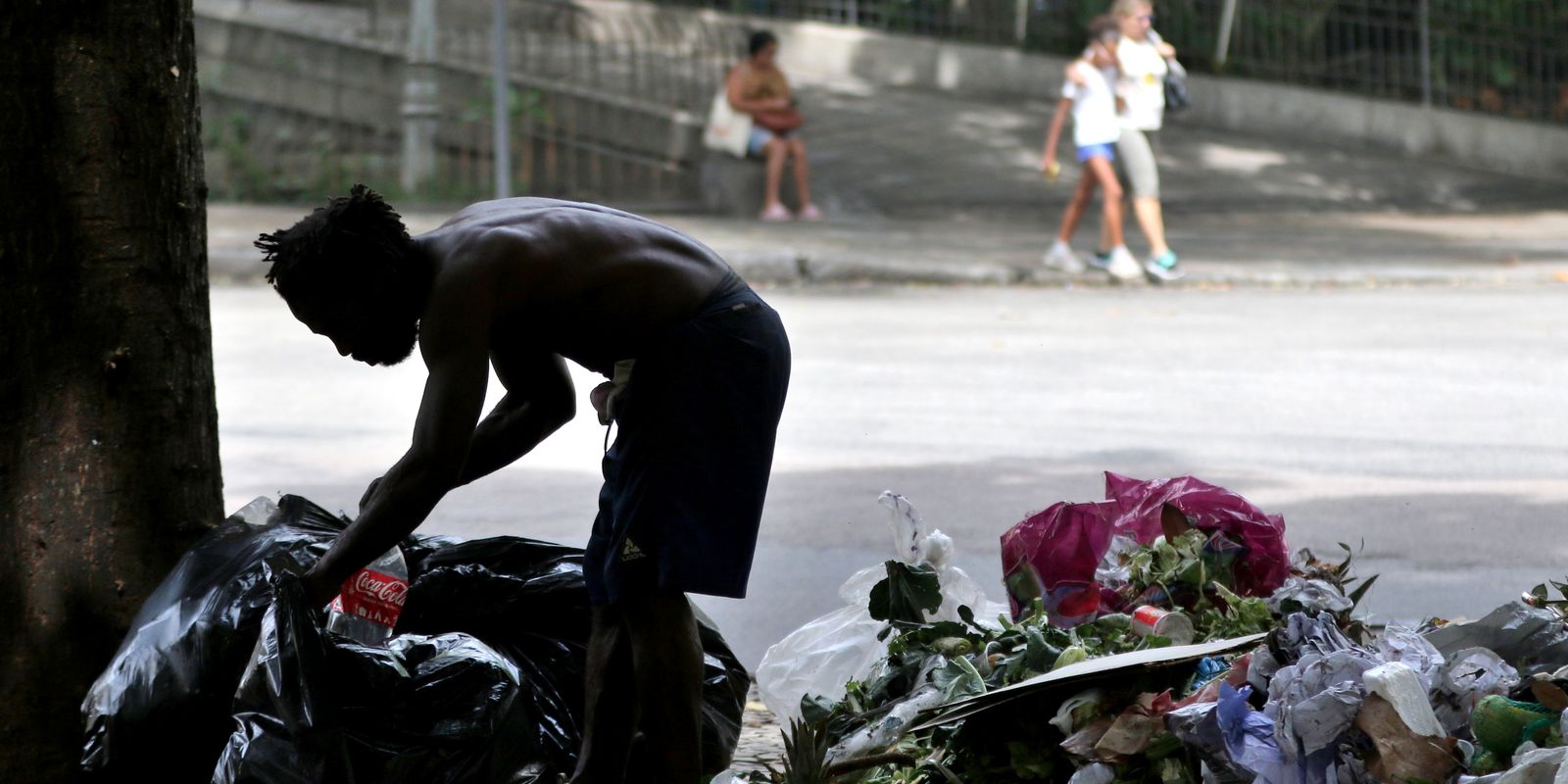 Vereadora denuncia PM por impedir doação de comida à população de rua