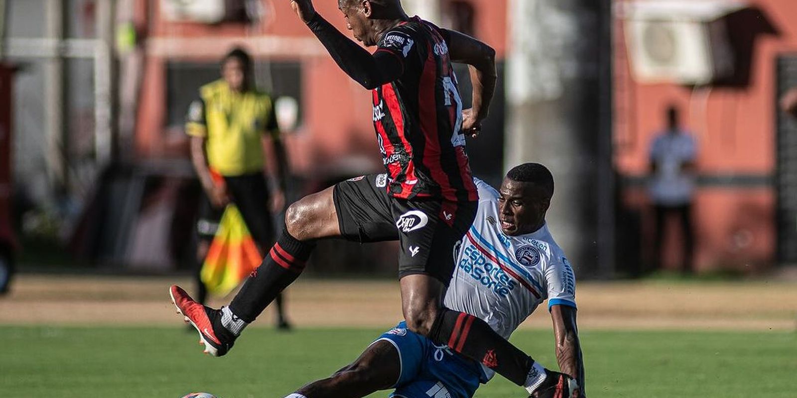 Vitória faz 3 a 2 de virada sobre Bahia em 1º jogo da final do Baianão