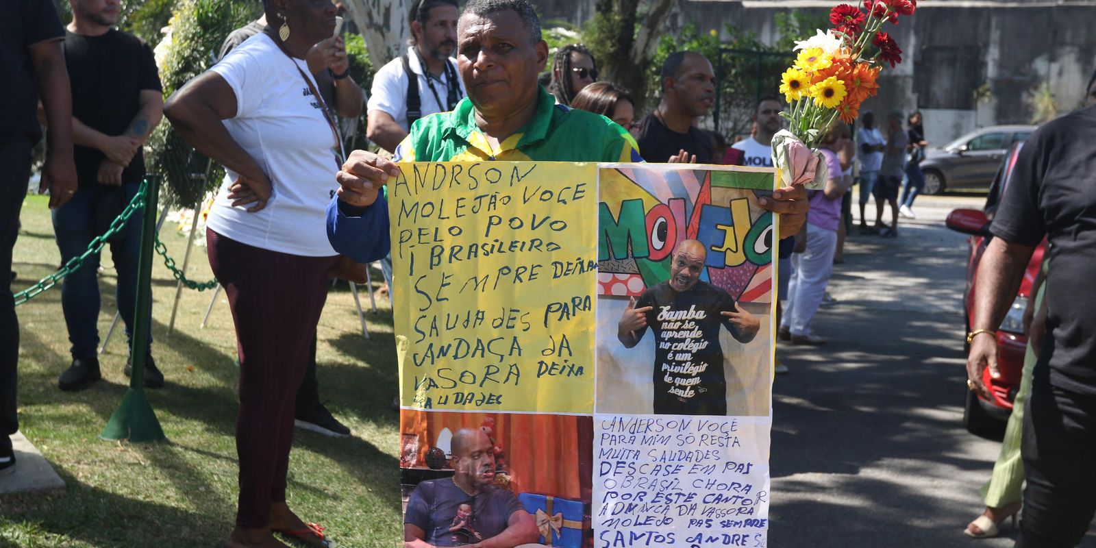 Amigos e familiares se despendem de Anderson Leonardo no Rio