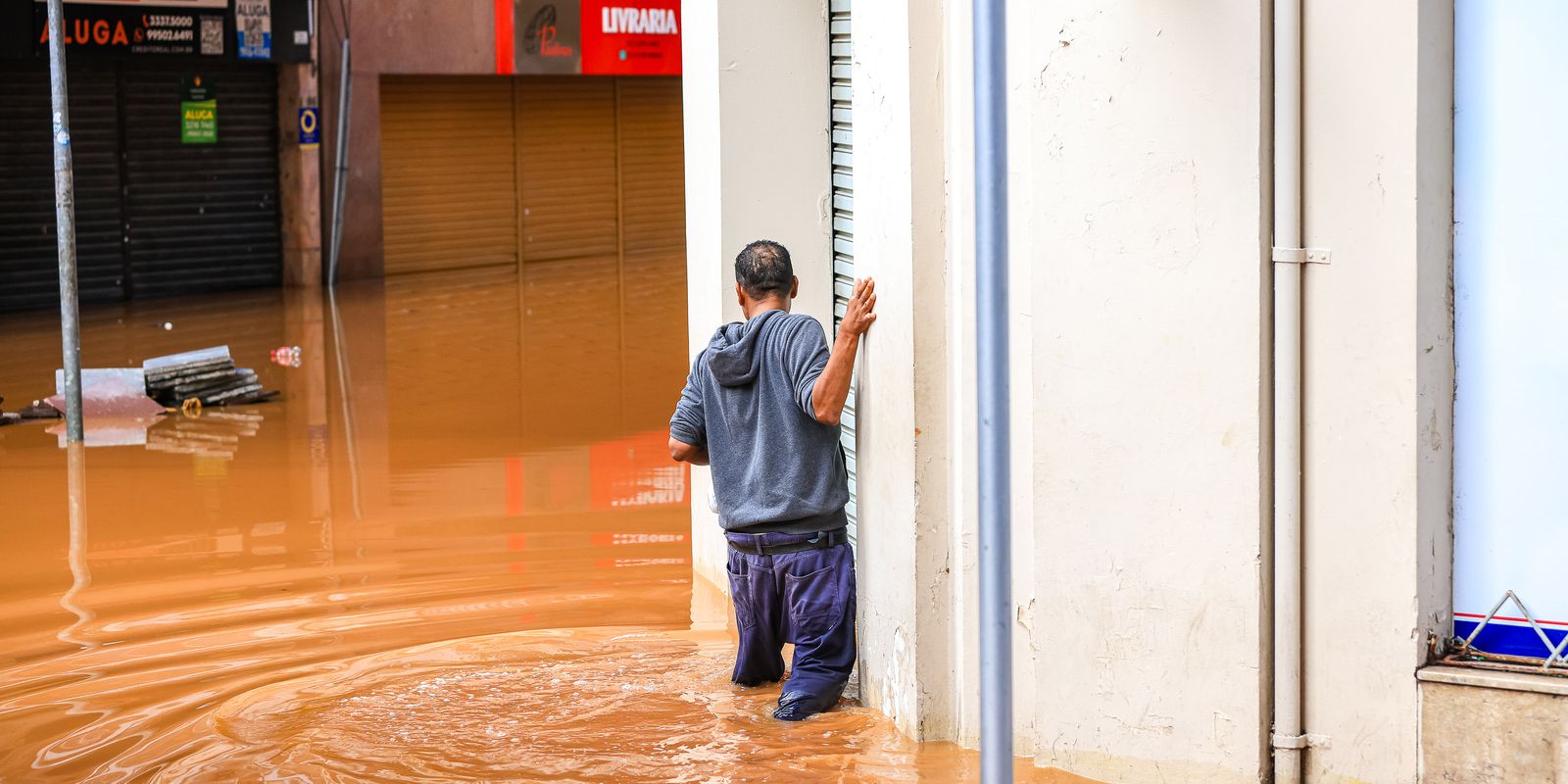 Água invade centro tecnológico e data center do RS é desligado