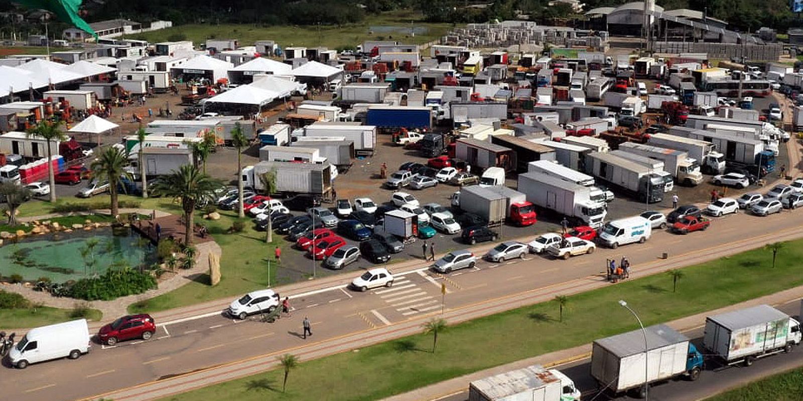 Após alagamento, Ceasa improvisa feira em estacionamento em Gravataí