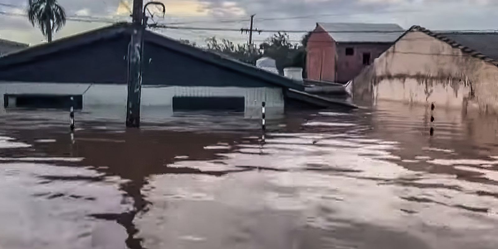 Nível da água não baixa e mais bairros de Porto Alegre ficam alagados