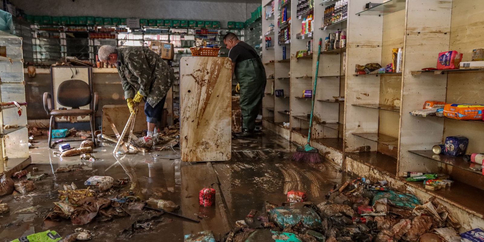 Comerciantes de Porto Alegre levam dias só para limpar lojas