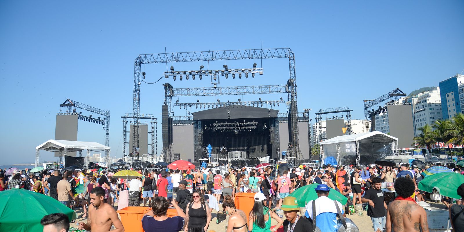 Fãs já se aglomeram em frente a palco do show da Madonna no Rio