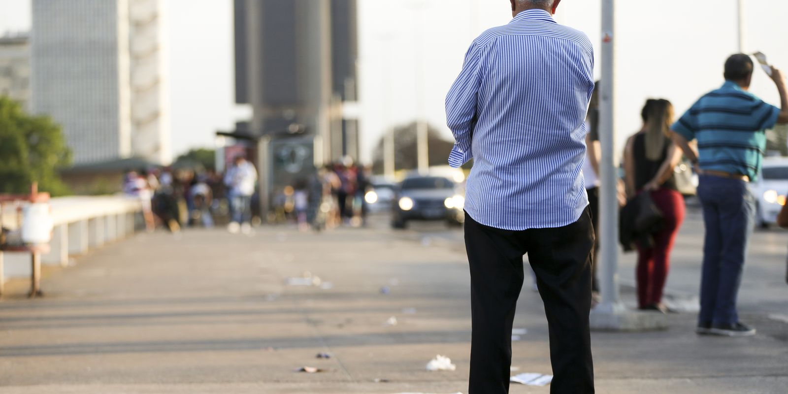 Aposentados seguem no mercado de trabalho para complementar renda