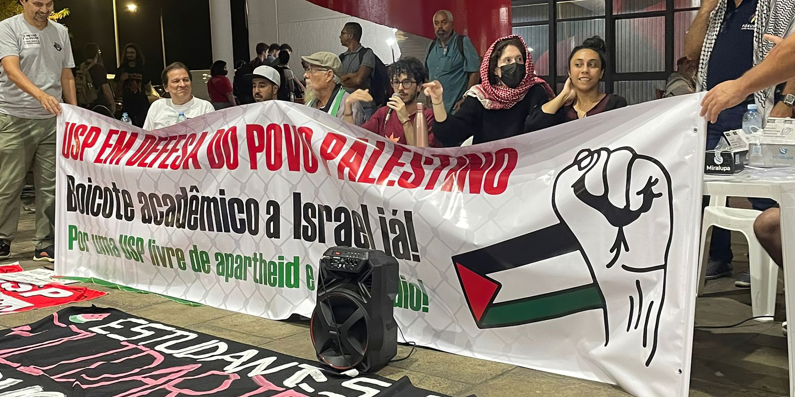 Manifestantes fazem ato pró-Palestina na USP