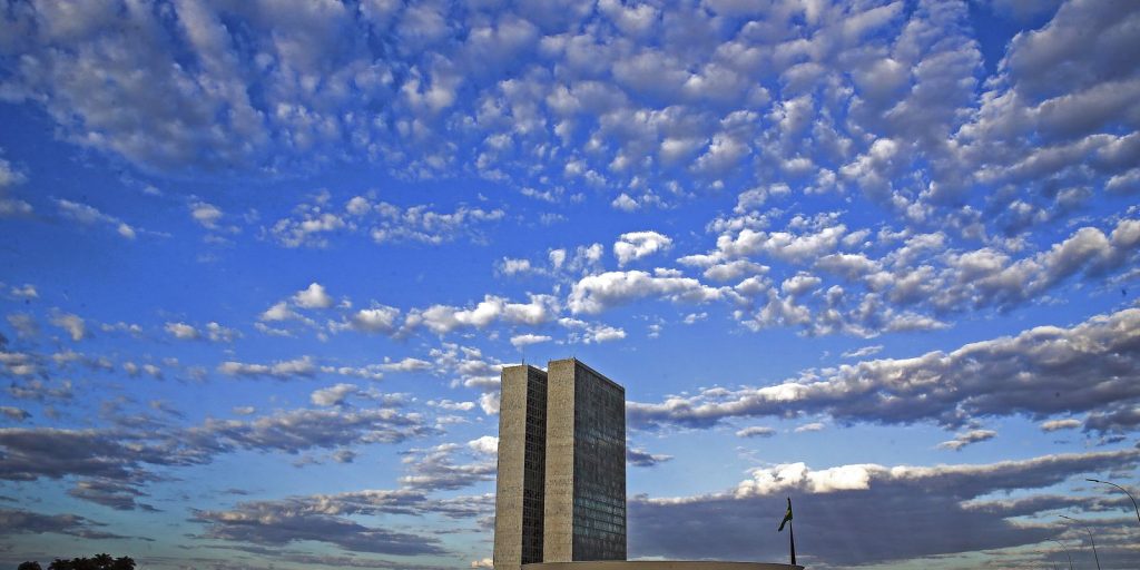 Projeto pode permitir que parlamentar acumule aposentadoria e salário