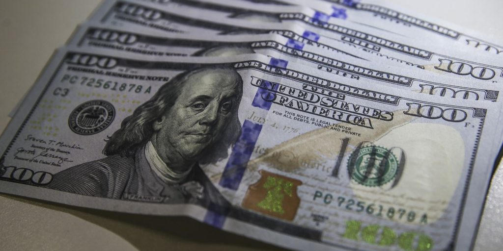 Dólar fecha abaixo de R$ 5,50 pela primeira vez em oito meses