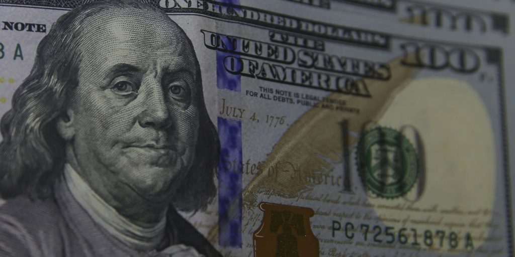 Dólar cai para R$ 5,63 com espera de medidas alternativas ao IOF