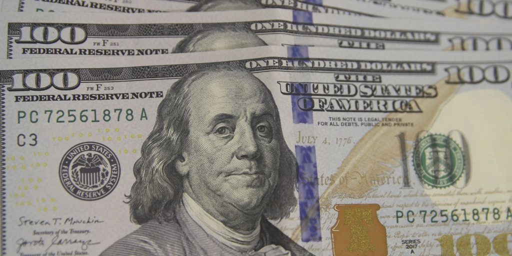 Dólar cai para R$ 5,49 com derrubada de alta do IOF e inflação menor