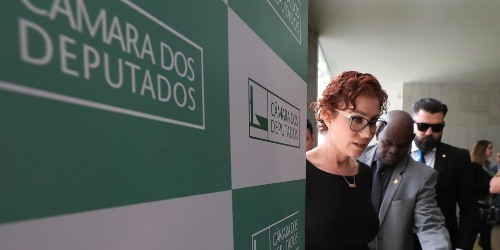 STF julga recurso de Carla Zambelli para anular condenação